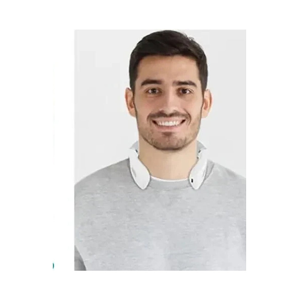 Man som bär Stilna nackmassage över axlarna